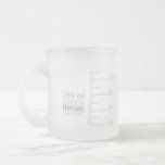 Taza De Cristal Esmerilado Big Label Mug personalizado de Science Lab Beaker<br><div class="desc">Por el amante de la ciencia en tu vida. Esta taza de 10 oz se hace para que parezca una pieza de vidrio de laboratorio, con graduaciones para un vaso de 250 ml de tamaño comparable. Incluso puede personalizarlo con sus iniciales o nombre, como lo haría en una configuración de...</div>