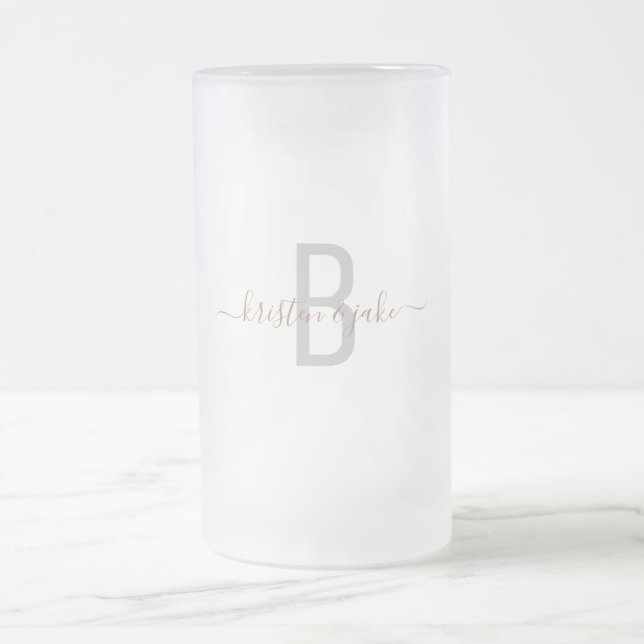 Taza De Cristal Esmerilado Boda elegante en Monograma Dorado (Centro)