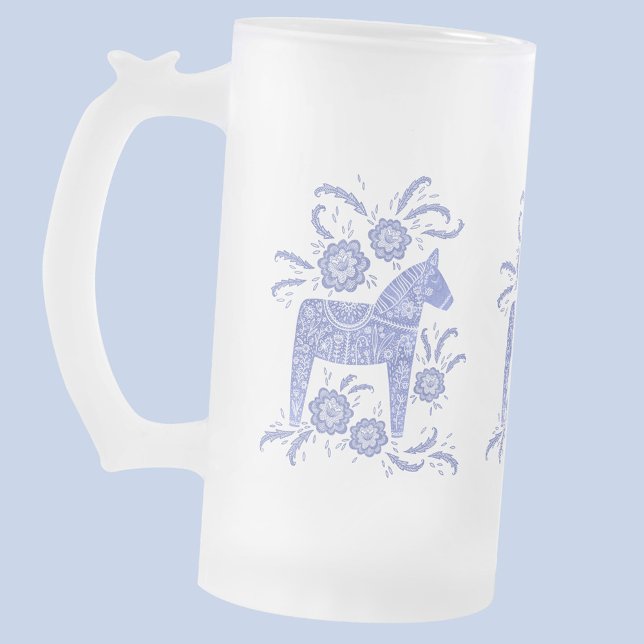 Taza De Cristal Esmerilado Caballos de dala suecos Periwinkle azul y blanco (Swedish Dala Horse blue and white traditional folk art frosted glass beer mug)