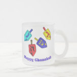 Taza De Cristal Esmerilado Chanukah Dreidels<br><div class="desc">¡Un regalo feliz de Chanukah que ofrecía 4 dreidels con las letras hebreas que representan un gran milagro sucedió allí!</div>