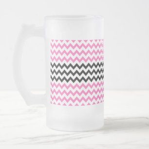 Taza De Cristal Esmerilado Chevron negro y rosa caliente por Shirley Taylor