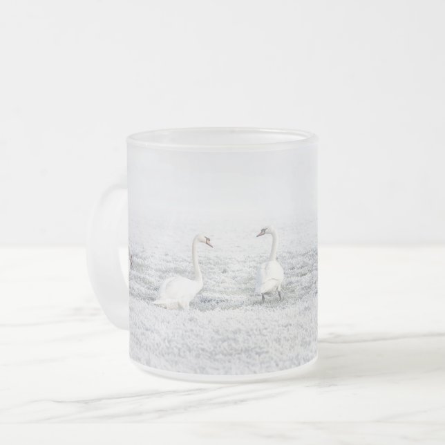 Taza De Cristal Esmerilado cisnes blancos en la nieve de invierno (Anverso izquierdo)