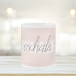 Taza De Cristal Esmerilado Cita moderna de inhalación por inhalación de tinta<br><div class="desc">Cita moderna de inhalación por inhalación de tinta rosada en el pasto</div>