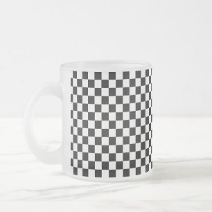 Taza De Cristal Esmerilado Clásico tablero de ajedrez en blanco y negro por S