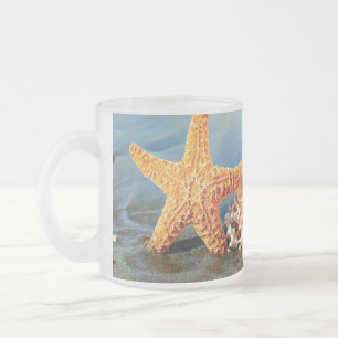 Taza De Cristal Esmerilado conchas de mar y estrellas de mar en la playa