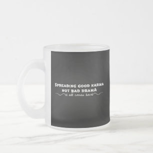 Taza De Cristal Esmerilado Difundiendo buen Karma, no mal drama