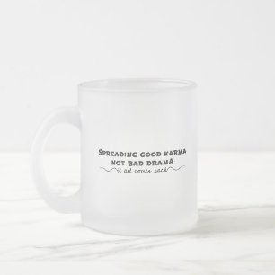 Taza De Cristal Esmerilado Difundiendo buen Karma, no mal drama