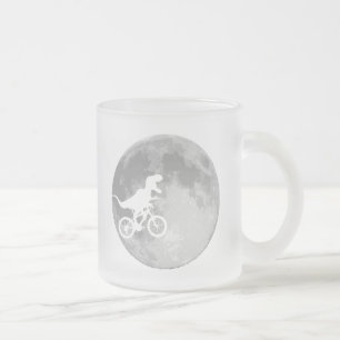 Taza De Cristal Esmerilado Dinosaurio en bicicleta en cielo con luna