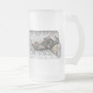 Taza De Cristal Esmerilado Doberman gracioso en Sofa