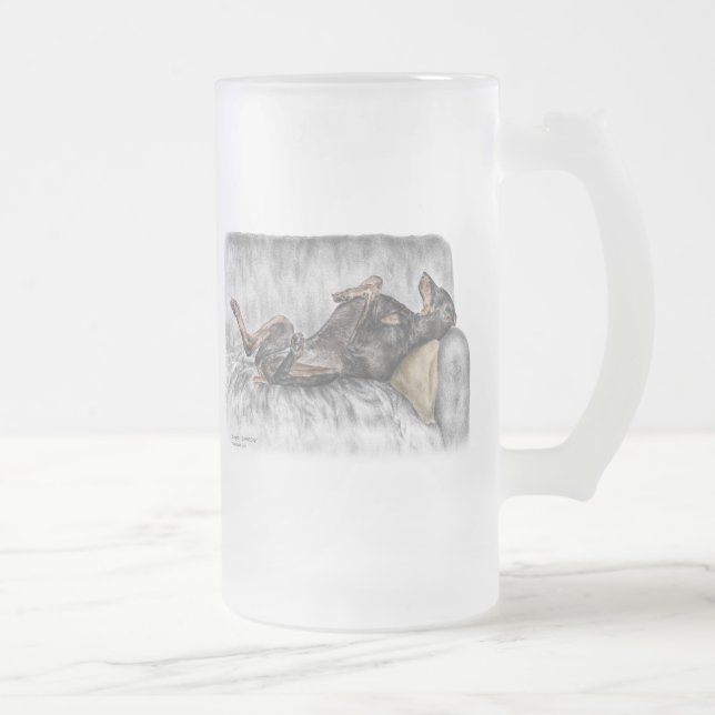 Taza De Cristal Esmerilado Doberman gracioso en Sofa (Derecha)
