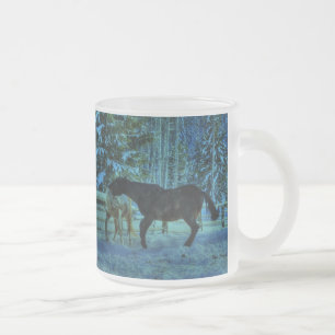 Taza De Cristal Esmerilado Dos caballos de rancho jugando de noche en inviern