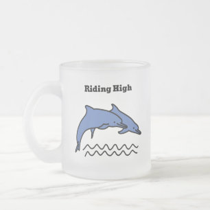 Taza De Cristal Esmerilado Dos delfines juguetones navegando por las olas
