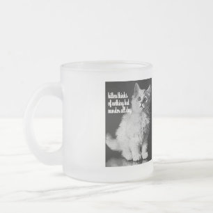Taza De Cristal Esmerilado El gatito piensa en asesinato todo el día