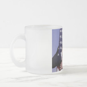 Taza De Cristal Esmerilado El presidente Trump Abraza la Bandera Americana