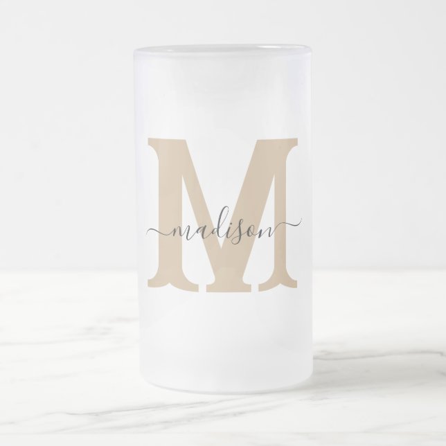 Taza De Cristal Esmerilado Elegante Monograma Cerveza Frosted Mug (Centro)