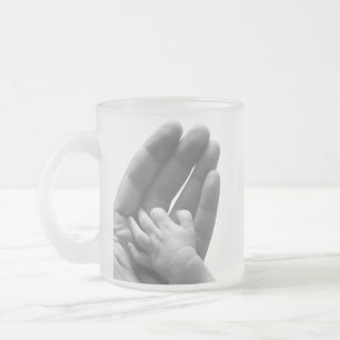 Taza De Cristal Esmerilado En la mano del papá