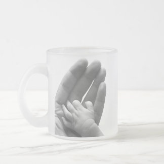 Taza De Cristal Esmerilado En la mano del papá