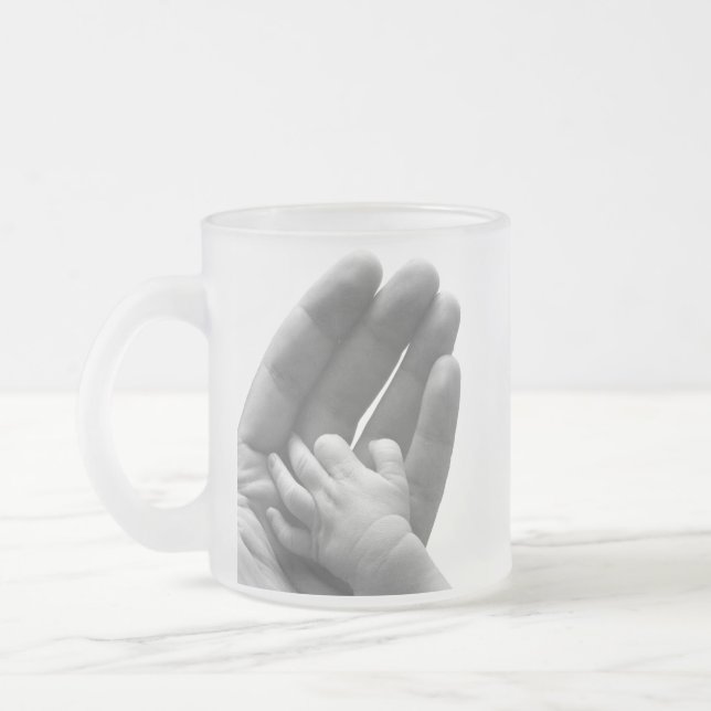 Taza De Cristal Esmerilado En la mano del papá (Izquierda)