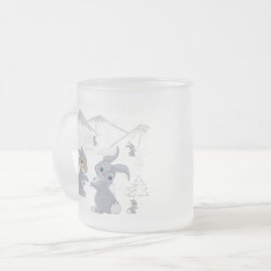 Taza De Cristal Esmerilado en las montañas nevadas bajo los árboles conejo li
