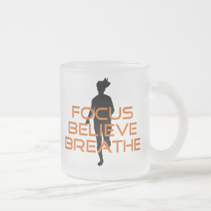 Taza De Cristal Esmerilado Enfoque naranja Cree Que Respira Correr