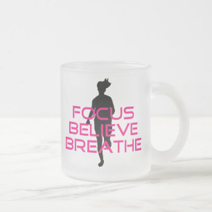 Taza De Cristal Esmerilado Enfoque rosa cree que respirar