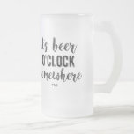 Taza De Cristal Esmerilado Es un monograma vintage de la cerveza O'Clock en a<br><div class="desc">Siempre es momento de beber cerveza - especialmente cuando se usa esta graciosa taza que dice,  "Es cerveza O'Clock en algún lugar". Añada su monograma de 3 letras al personalizar o elimine.</div>