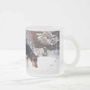 Taza De Cristal Esmerilado Escena de la nieve del invierno con el perro negro
