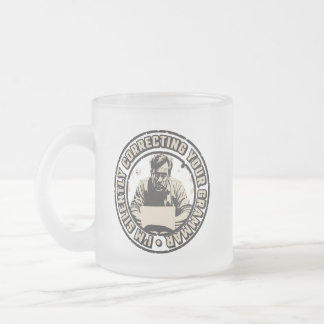 Taza De Cristal Esmerilado Estoy corrigiendo silenciosamente tu gramática
