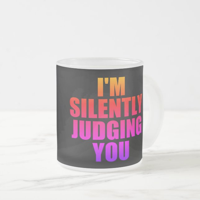 TAZA DE CRISTAL ESMERILADO ESTOY JUZGÁNDOTE SILENCIOSAMENTE (Anverso derecho)