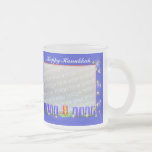 Taza De Cristal Esmerilado Estrellas felices de Jánuca y velas de marco de<br><div class="desc">Una taza chispeante azul de la foto de Jánuca con blanco y estrellas del oro,  8 velas azules y 1 vela roja.  El texto adaptable "Jánuca feliz" en ambos lados puede ser cambiado. Cargue una diversa foto a cada lateral (o el mismo a ambos lados si usted desea!)</div>