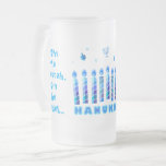 Taza De Cristal Esmerilado Feliz Fiesta Hanukkah Decoración Azul Hermosa<br><div class="desc">Feliz Fiesta Hanukkah Hermosa Decoración Azul, Festividades Judías, Café Mug y Copa. Fondo judío de Hanukkah con letras hebreas y símbolos tradicionales de Chanukah - dreidels de madera (hilando arriba), donuts, menorah de oro, velas, estrella de David y patrones de papel pintado de luces brillantes. Decoración del Festival Hanukkah. Jerusalén,...</div>