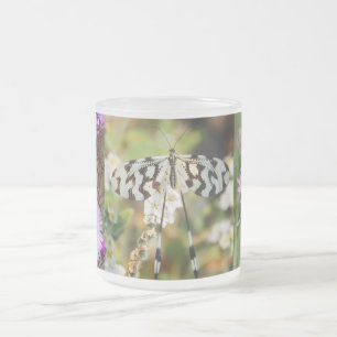 Taza De Cristal Esmerilado Flores de las flores de mariposa que casan paz de