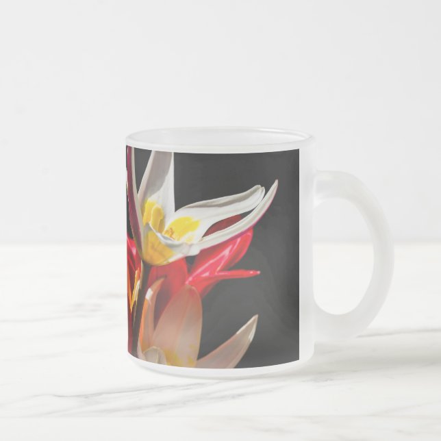 Taza De Cristal Esmerilado Flores de tulipán contra fondo negro (Derecha)