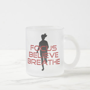 Taza De Cristal Esmerilado Foco rojo cree que respirar