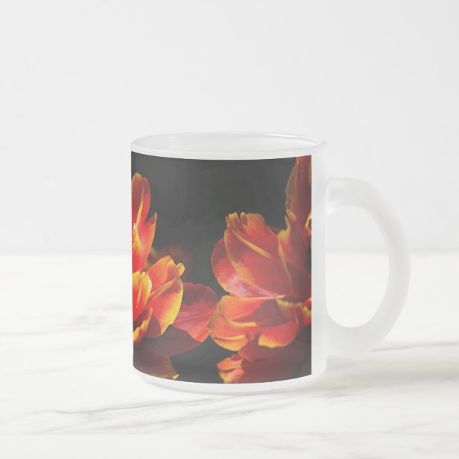 Taza De Cristal Esmerilado Fondo oscuro de tulipanes rojos (Derecha)