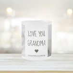 Taza De Cristal Esmerilado Fotografía de colección moderna Ama a tu abuela Me<br><div class="desc">Una moderna foto de tu abuela y tu abuela puede ser el regalo perfecto para mostrarle cuánto la amas y aprecias. Este regalo único y reflexivo es una gran manera de preservar tus recuerdos especiales juntos y crear una hermosa pieza de arte que ella puede mostrar en su casa. Para...</div>