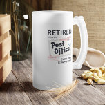 Taza De Cristal Esmerilado Funny Mailman, jubilado de trabajador postal retir<br><div class="desc">Un regalo de despedida de retiro para un trabajador postal. El diseño del tema de la oficina de correos con texto que dice "Retirado de la oficina de correos. Cada hora es hora feliz" en la tipografía negra moderna. Regalo de retiro perfecto para un transportista de cartas en su retiro...</div>