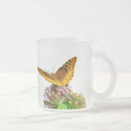 Taza De Cristal Esmerilado Gran mariposa ferial española en Milkweed