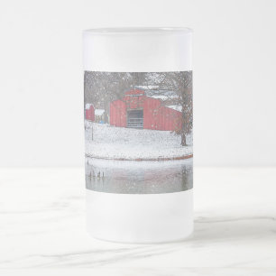 Taza De Cristal Esmerilado Granero Rojo En La Nieve Painterly De Cerveza De V