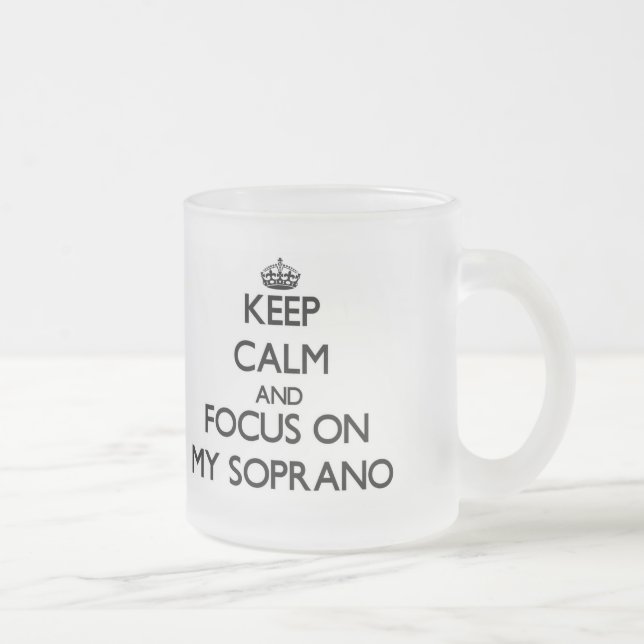 Taza De Cristal Esmerilado Guarde la calma y el foco en mi soprano (Derecha)