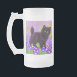 Taza De Cristal Esmerilado Gustav Klimt Black Kitten<br><div class="desc">¡Mug de cerveza de vidrio escarcha con un gatito negro de Gustav Klimt! Esta belleza de ojos anchos posa en un campo verde de flores moradas. Un regalo para los amantes del gato y del arte austriaco.</div>