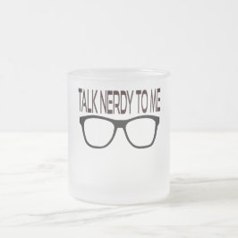 Taza De Cristal Esmerilado Hable Nerdy conmigo con Black Geek Glasses