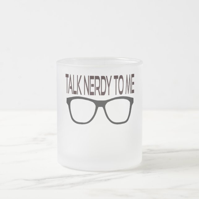 Taza De Cristal Esmerilado Hable Nerdy conmigo con Black Geek Glasses (Centro)