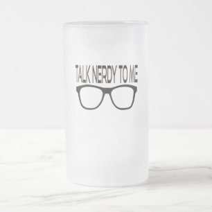 Taza De Cristal Esmerilado Hable Nerdy conmigo con Black Geek Glasses