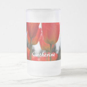 Taza De Cristal Esmerilado Hermosas flores de tulipán rojas.