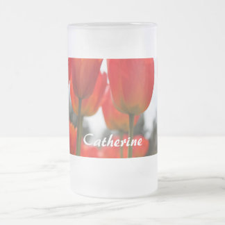 Taza De Cristal Esmerilado Hermosas flores de tulipán rojas.
