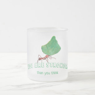Taza De Cristal Esmerilado Hormiga llevando una hoja grande