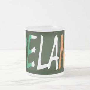 Taza De Cristal Esmerilado Irlanda sobrepuesta sobre la bandera irlandesa