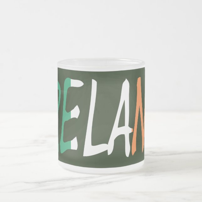 Taza De Cristal Esmerilado Irlanda sobrepuesta sobre la bandera irlandesa (Centro)