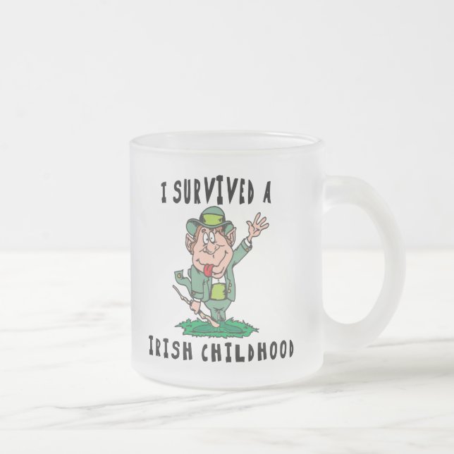 Taza De Cristal Esmerilado Irlandés divertido - sobreviví una niñez irlandesa (Derecha)